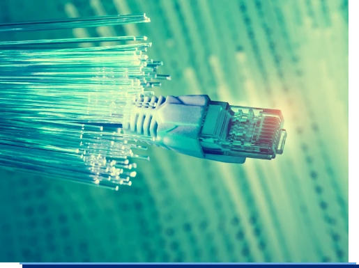 Ein LAN Kabel wird von Glasfaserkabeln umring und leuchtet hell grün.