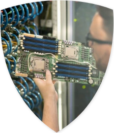 Ein IT-Techniker tauscht an einem Server die Hauptplatine aus.