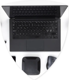 Ein geöffneter Laptop, daneben liegt eine Maus und eine Touchpad.