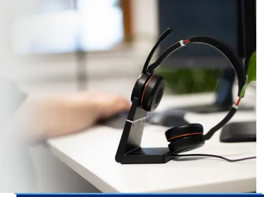 Ein Headset liegt auf einem Schreibtisch.