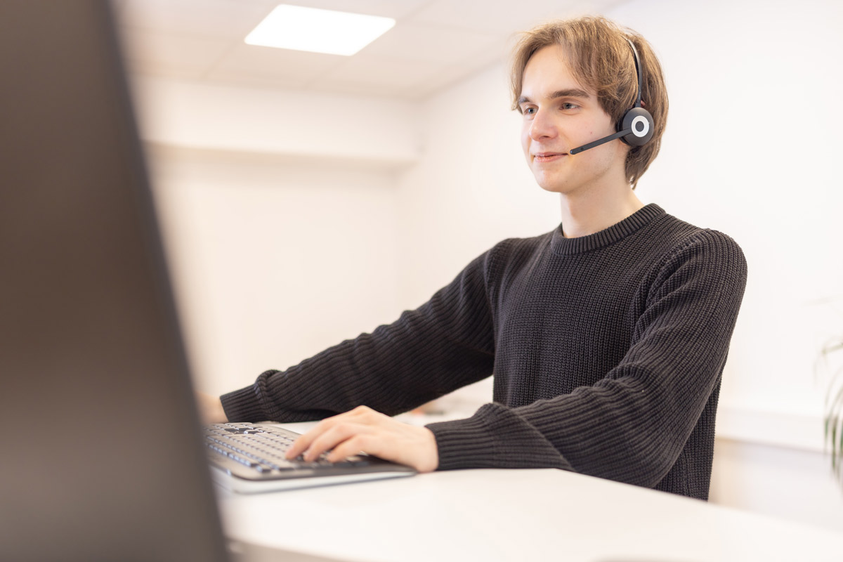 IT-Guard-Mitarbeiter mit Headset bei der persönlichen IT-Betreuung